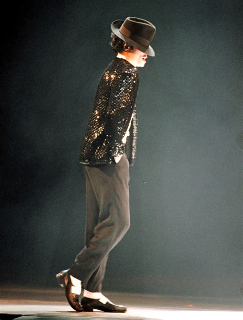 Even though we're in 2021 the moonwalk is still one of the greatest dance moves of all time! Michael Jackson is a true legend!In this dance tutorial I will b... 
